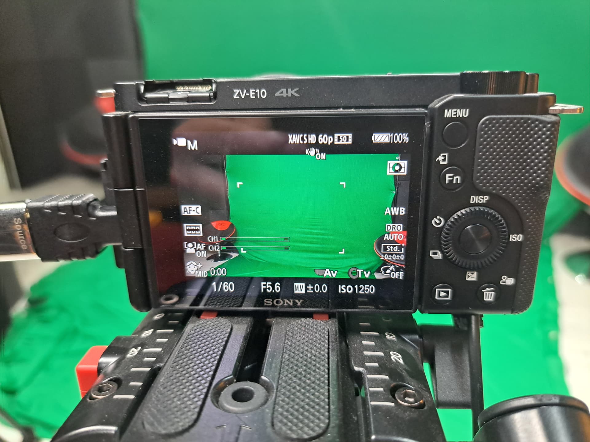 Câmera Sony ZV-E10 4K posicionada em estúdio com fundo infinito verde