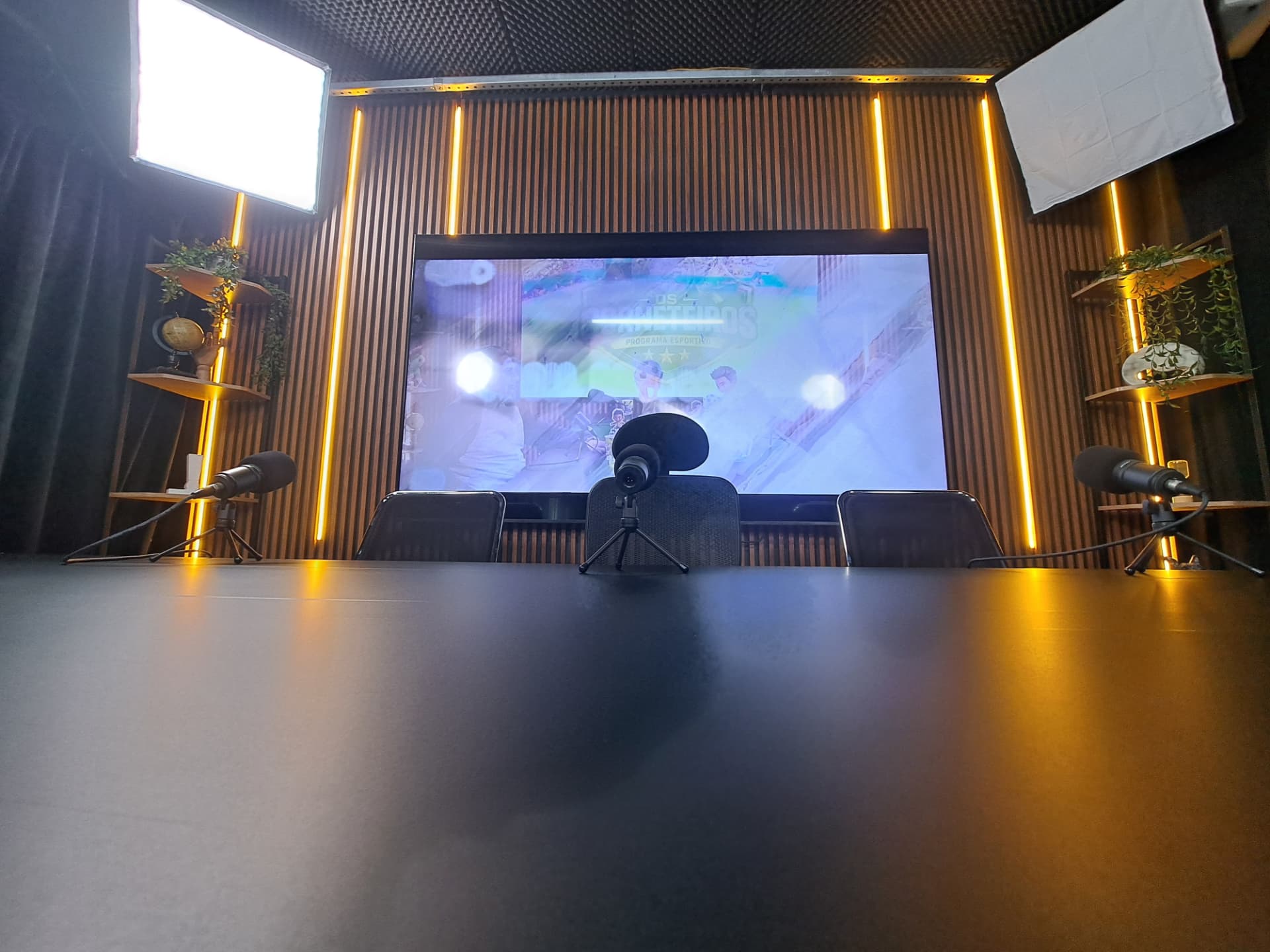 Set de programa da OVG com iluminação cênica em tons quentes