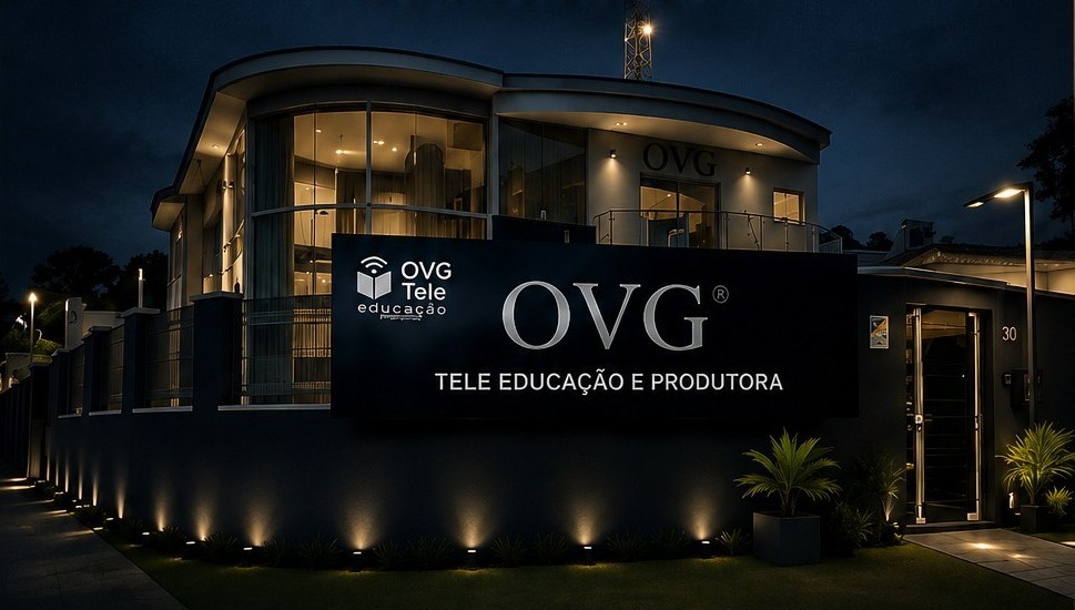Fachada da OVG Studio & Produtora em Campinas iluminada à noite